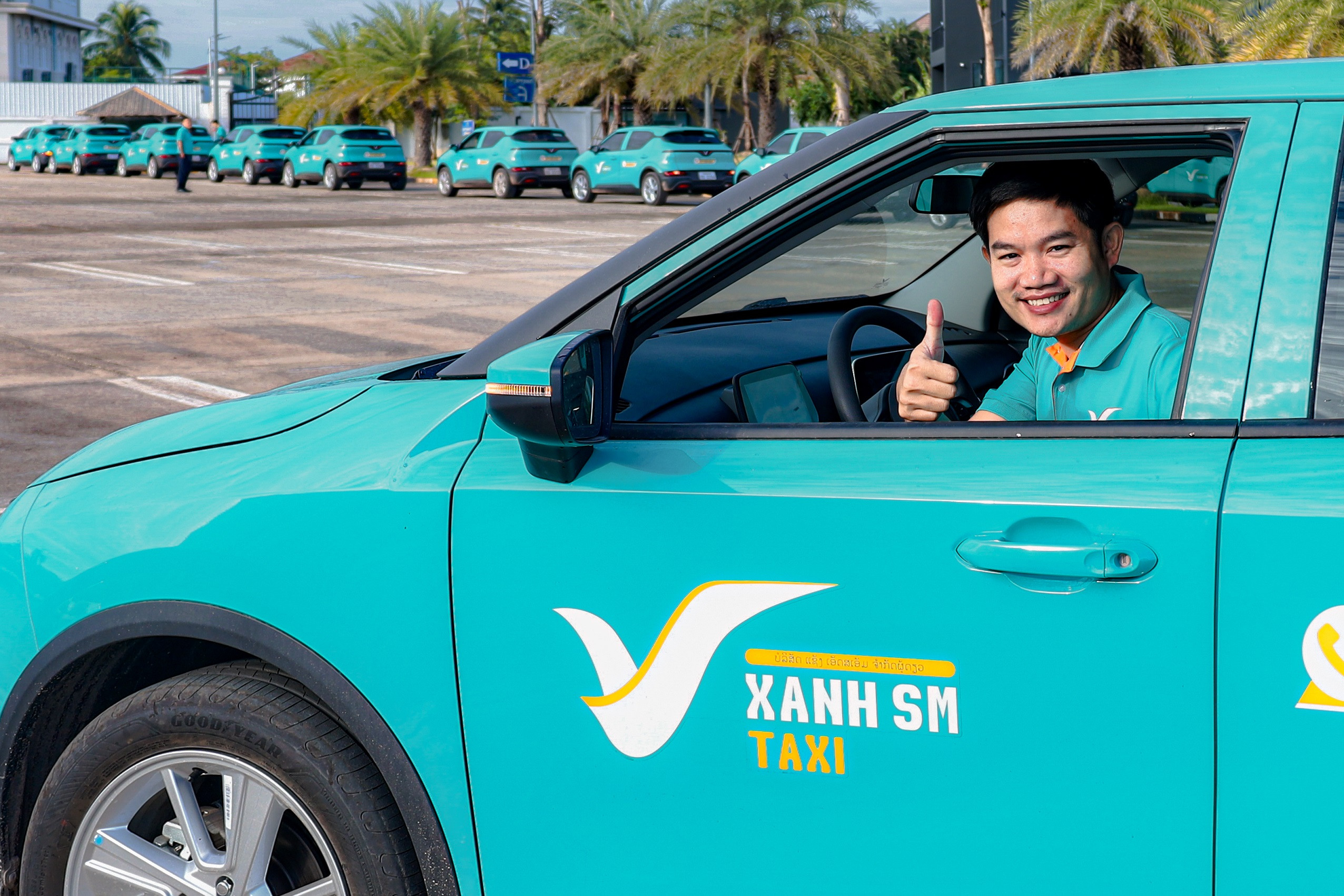 Người dân Lào thích thú trải nghiệm Taxi điện Xanh SM