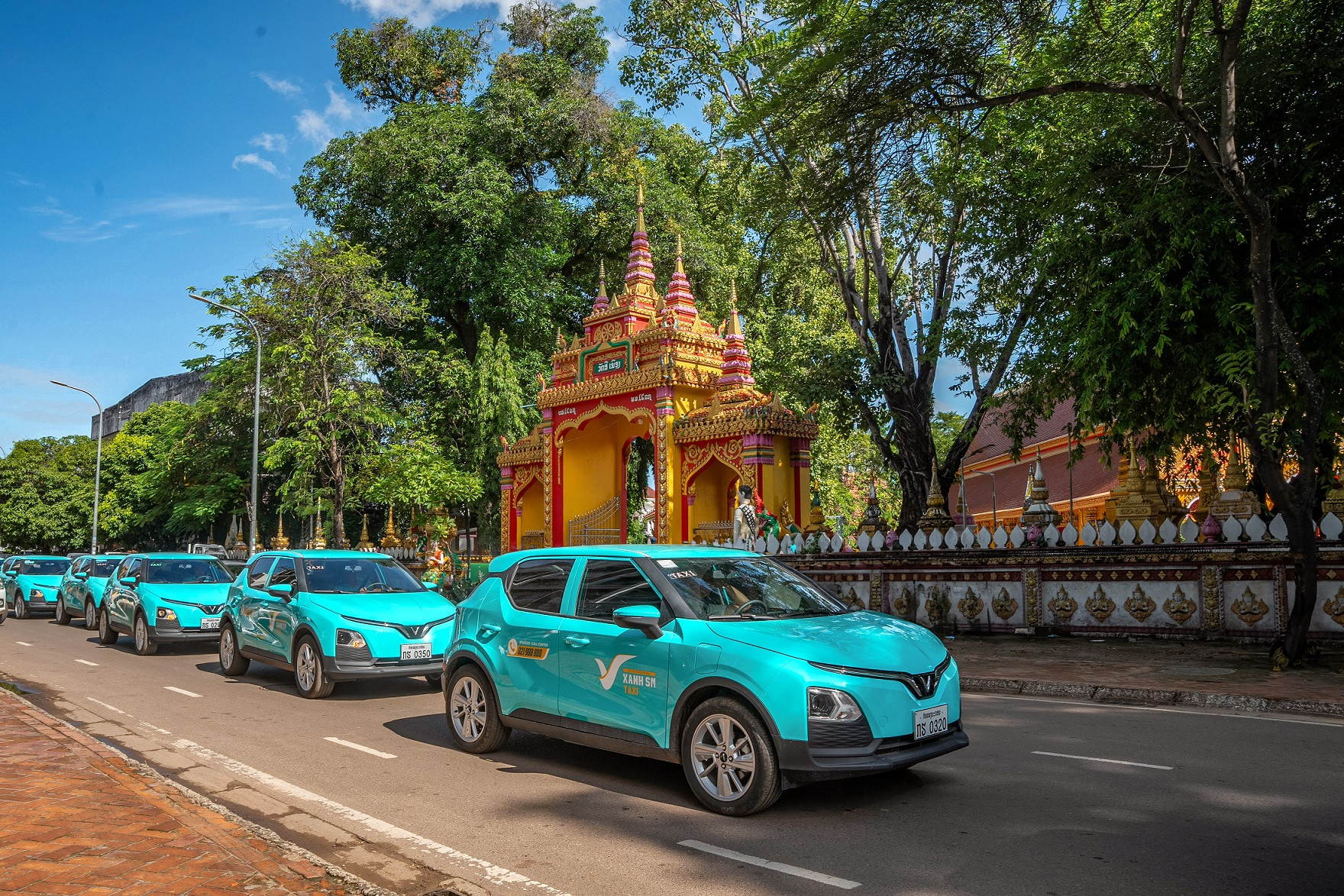 Người dân Lào thích thú trải nghiệm Taxi điện Xanh SM